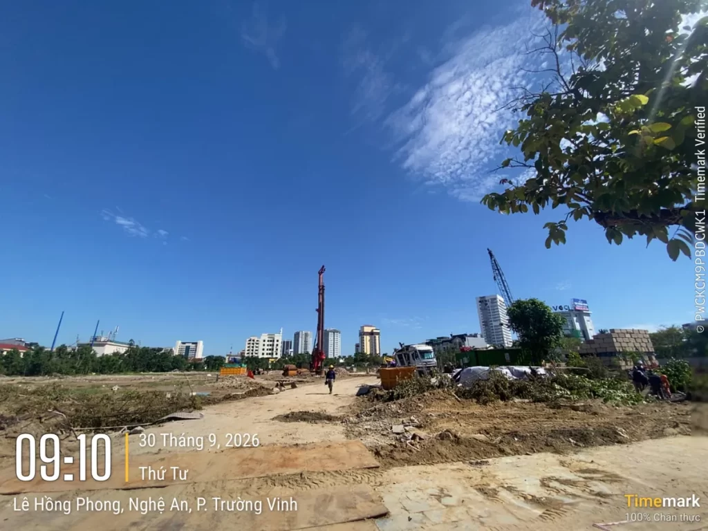 Toàn cảnh công trường Sun Trường Vinh tháng 10/2026 nhìn từ đường Lê Hồng Phong
